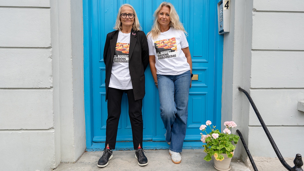 Bilde av Else Kristin Utne Berg og Marit Markestad foran en blå dør.