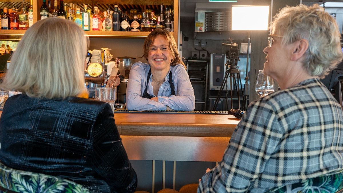 Beate Kryvi fra innspilling av film på bar.