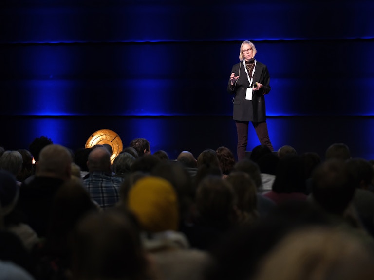 Bilde av foredragsholder under Lavterskelkonferansen 2022