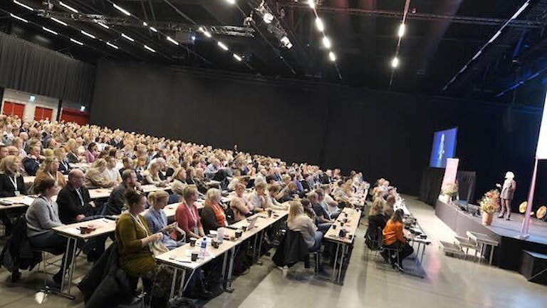 Bilde av forsamling mennesker under Lavterskelkonferansen 2022, på Gardermoen.