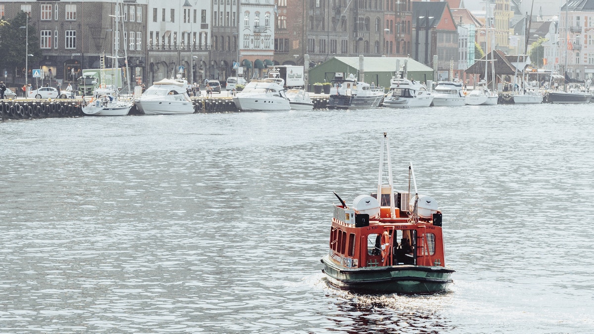 Bilde av BEF1 som går i rute over Vågen i Bergen