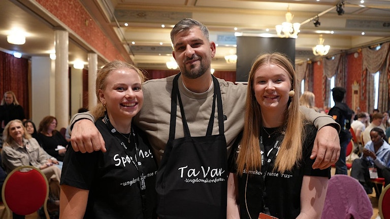 Leo Ajkic står med to ungdommer på Ungdomskonferanse