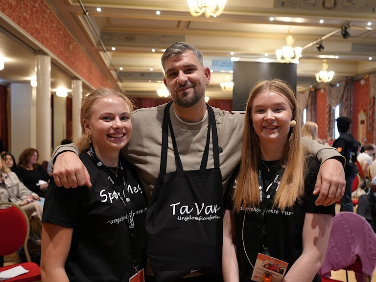 Leo Ajkic står med to ungdommer på Ungdomskonferanse
