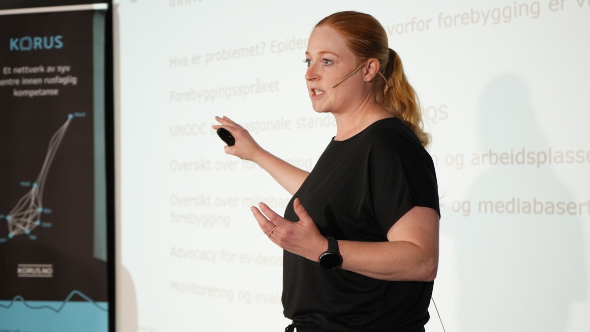 Katrin fra KORUS midt presenterer arbeidet til EUPC på Arendalsuka. Foto: Bjørn Sodeland