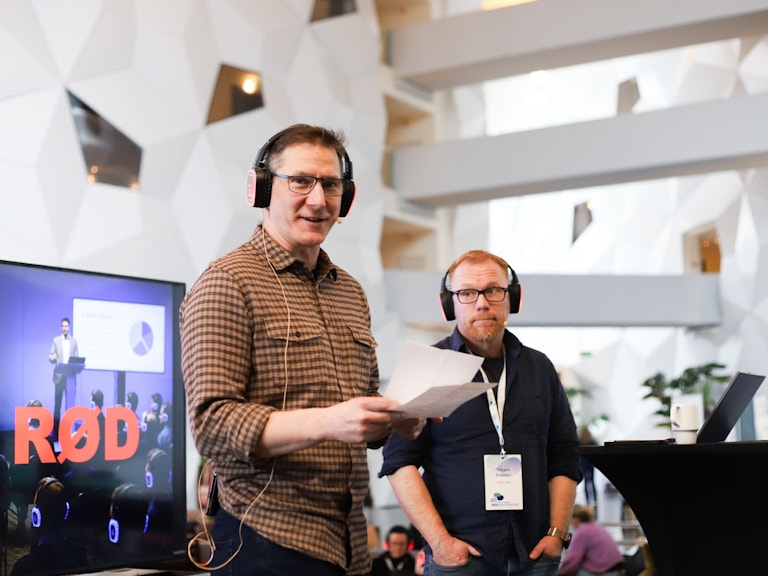 Vebjørn Stokke Brækken og Alexander Matthias Seifried, regionsrepresentanter for den nasjonale satsningen på oppsøkende arbeid med barn og unge ved KORUS midt og ansatte ved Uteseksjon i Trondheim, holder en presentasjon på Ruskonferansen i Trondheim.