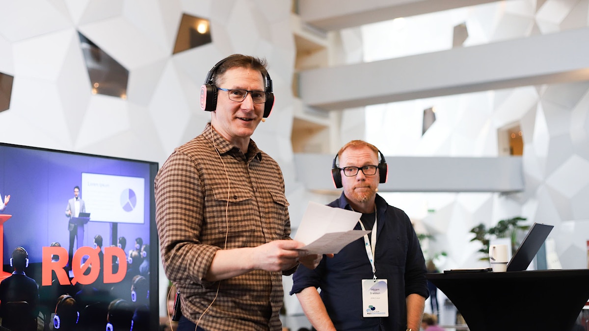Vebjørn Stokke Brækken og Alexander Matthias Seifried, regionsrepresentanter for den nasjonale satsningen på oppsøkende arbeid med barn og unge ved KORUS midt og ansatte ved Uteseksjon i Trondheim, holder en presentasjon på Ruskonferansen i Trondheim.