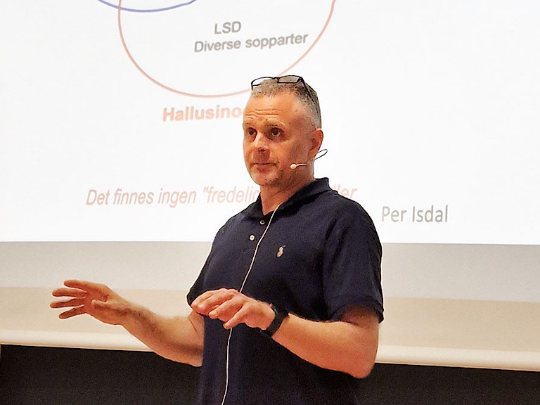 Foto av Morten Møller Olso som presenterer om Kompetanseutvikling rus og vold.