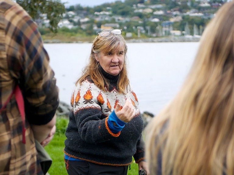 Foto av KORUS midt-rådgiver Sigrid Rohde som underviser i utendørsterapi.