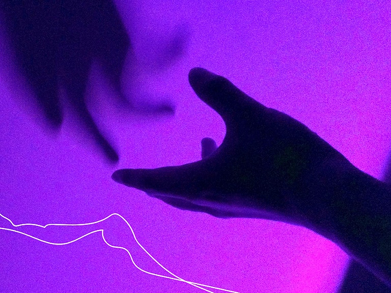 Bilde av en mørk hånd mot en lilla og rosa bakgrunn. Hånden møter en skygge av en annen hånd.