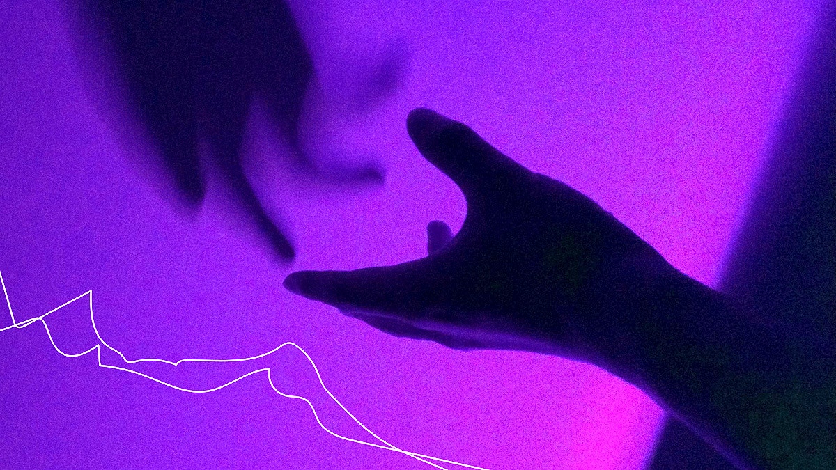 Bilde av en mørk hånd mot en lilla og rosa bakgrunn. Hånden møter en skygge av en annen hånd.