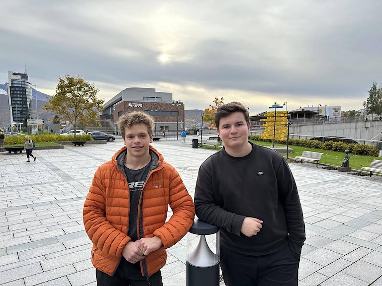 Håvard Vanem og Lukas Jakobsen representerer Narvik ungdomsråd på årets `Te ka slags nøtte?`-konferanse