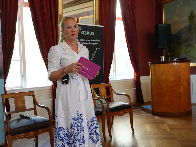 Line Skaarud holder foredrag på Gamle rådhus i Arendal.