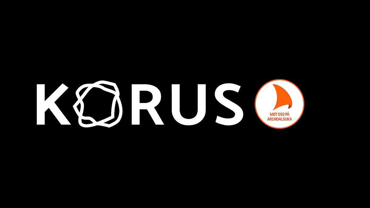 KORUS-logo i hvitt på svart bakgrunn med logoen til Arendalsuka ved siden av.