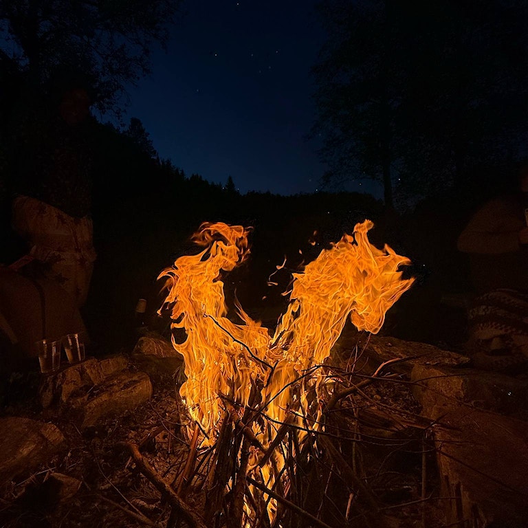 Flammene fra et bål formet som et hjerte