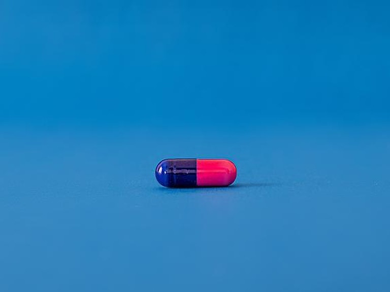 En pille ligger på blå bakgrunn. (Foto: Danilo Alvesd via unsplash)