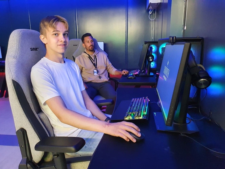 Marius er frivillig på møteplassen Stikkontakten. Han sitter i en gamingstol foran en stor PC-skjerm