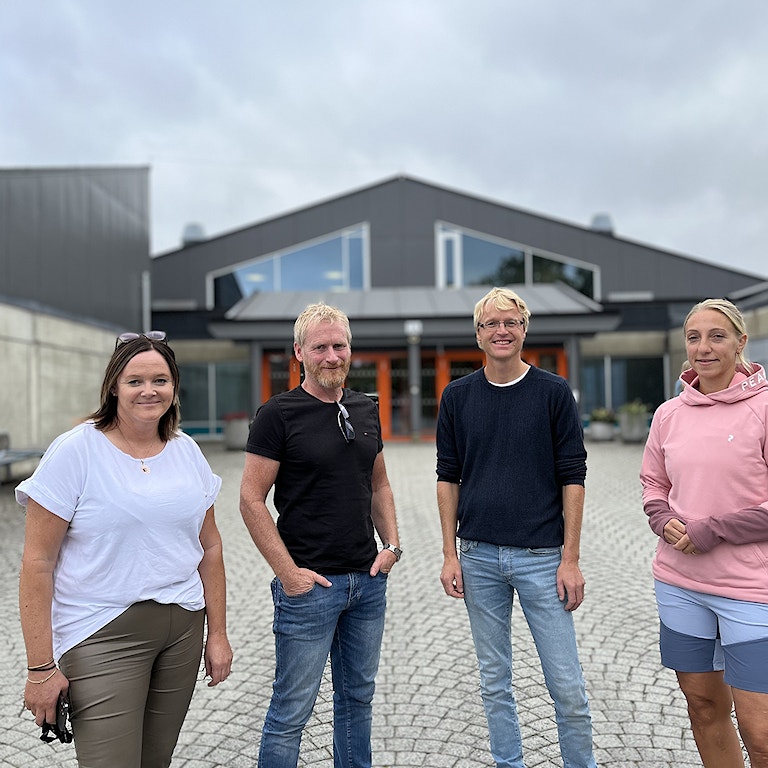 En gruppe lærere fra Strand videregående skoles står ute i skolegården.