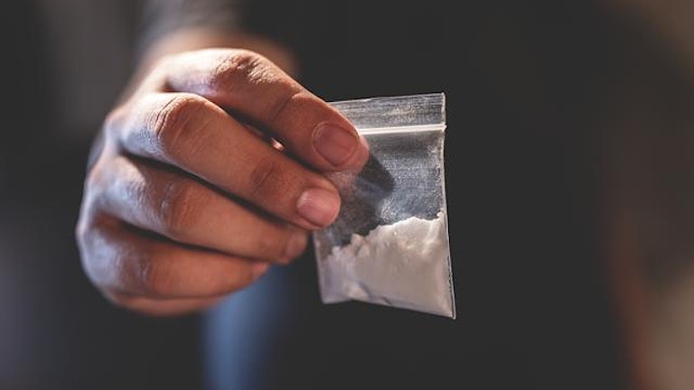 Illustrasjonsbilde av en hånd som holder en pose kokain. (Foto: Istock)
