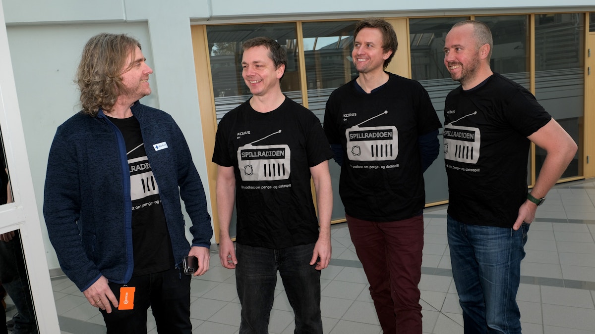 De fire grunnleggerne av Spillradioen ser på hverandre og smiler