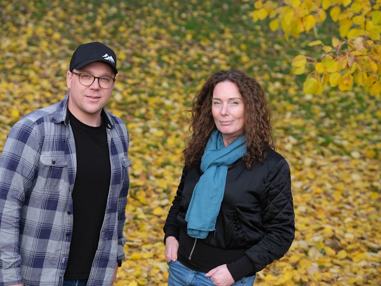 Bilde av Jeanette og Alexander utendørs