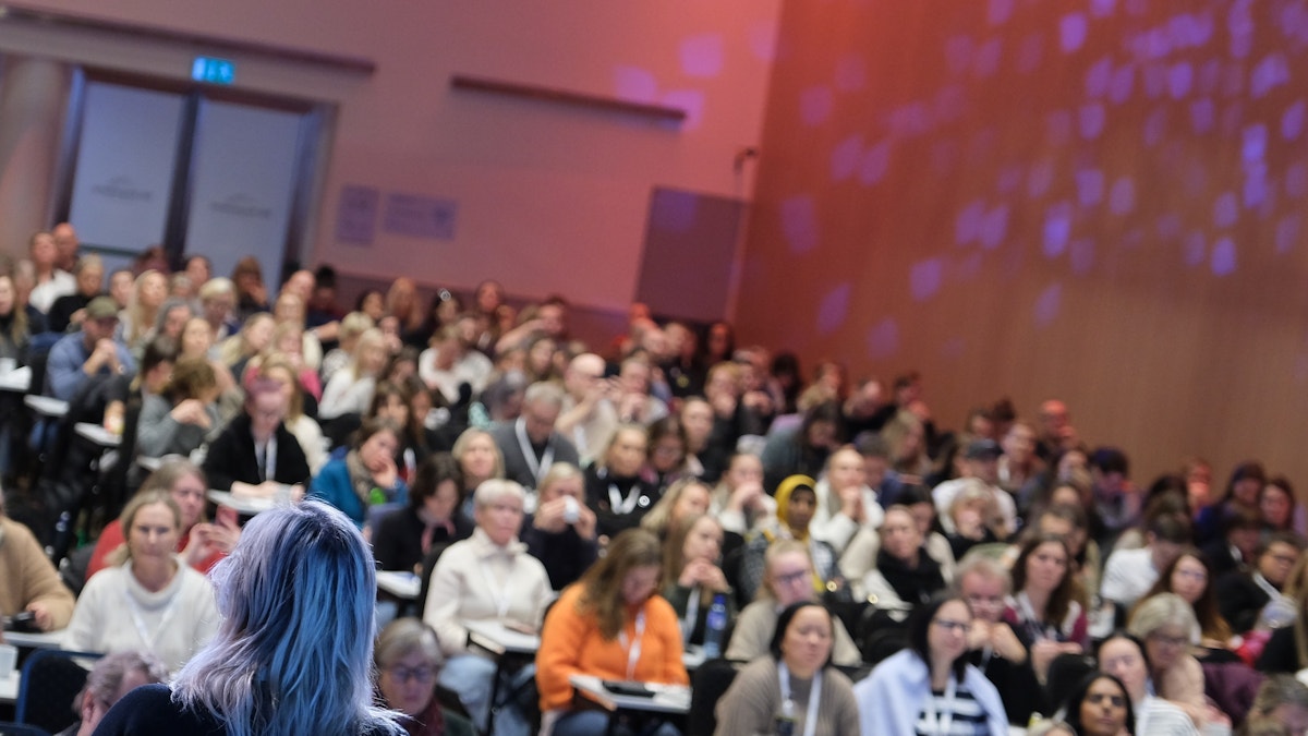 bilde av publikum på konferansen og salen