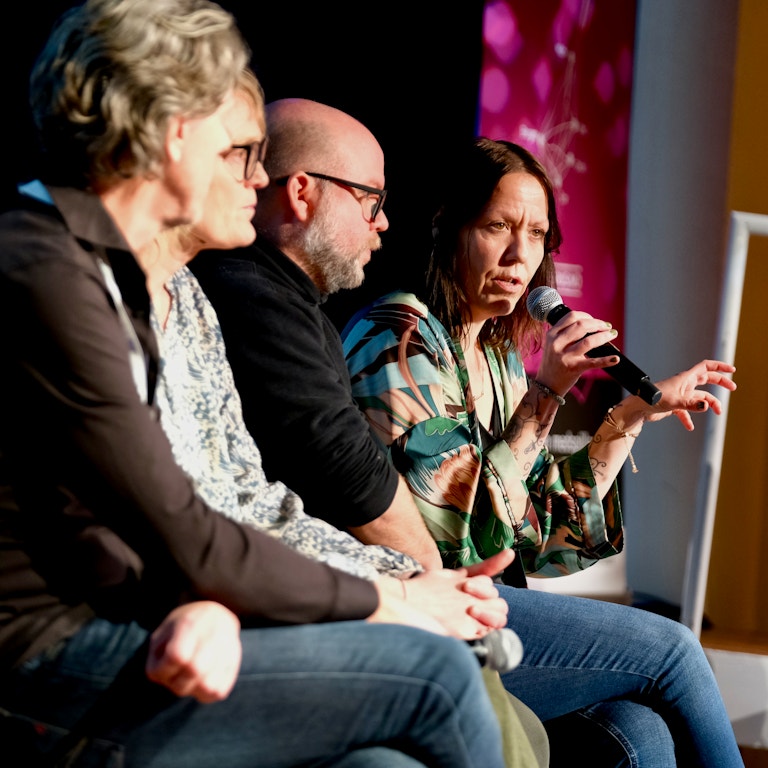 Bilde av Anna Sabina Soggiu på scenen under konferansen, sammen med tre andre