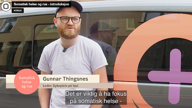 Gunnar Thingsnes fra Sykepleiere på hjul står foran en minibuss og forteller om det nye e-læringsprogrammet.