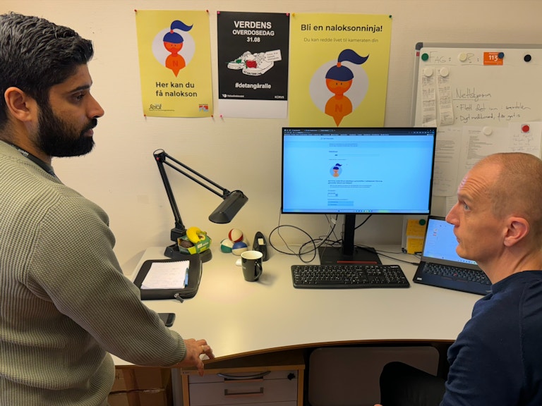 to menn som ser på hverandre