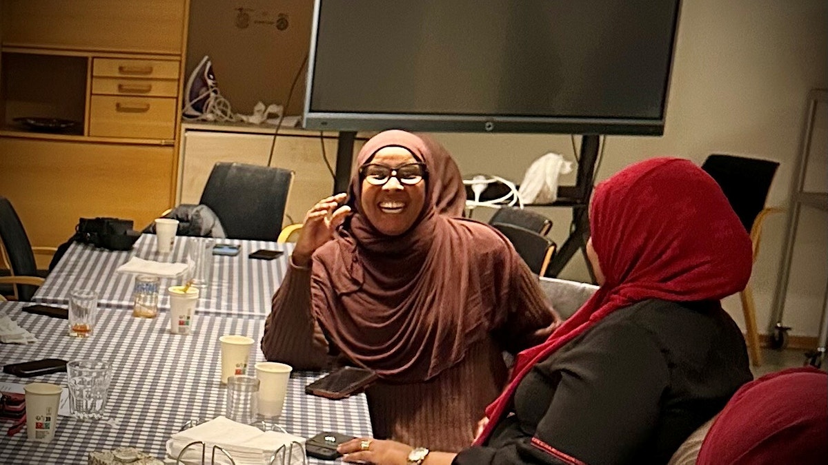 Kvinne i hijab som ler.