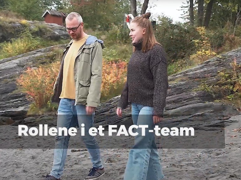 På bildet ser vi en mann og en kvinne. De går tur nedover et svaberg og har en samtale. Midt på skjermen står det skrevet «Rollene i et FACT-team».