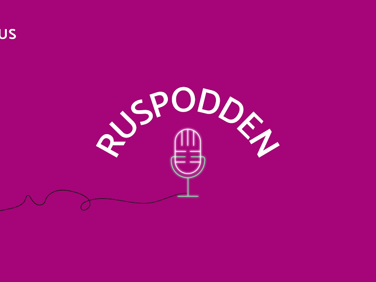 Logo for Ruspodden: Et vinglass og en pille som sammen utgjør en mikrofon under teksten "ruspodden".
