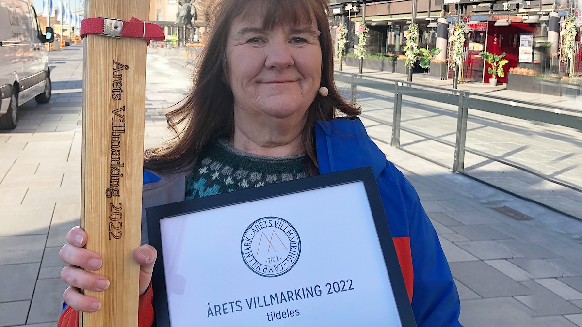 Bilde av Sigrid med ski i hendene og plakett med påskriften årets villmarking