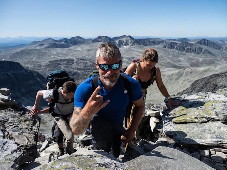 Are Lerstein fra Medvandrerne er ute å på tur i fjellet og i ferd med å nå toppen.