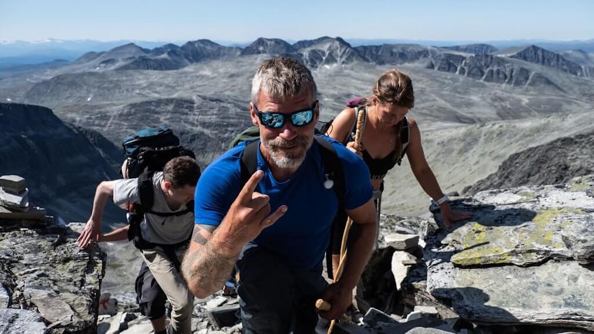 Are Lerstein fra Medvandrerne er ute å på tur i fjellet og i ferd med å nå toppen.