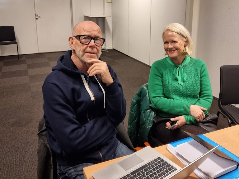 Professor Bengt Karlsson og seniorrådgiver Rose-Marie Bank sitter foran hver sin datamaskin.
