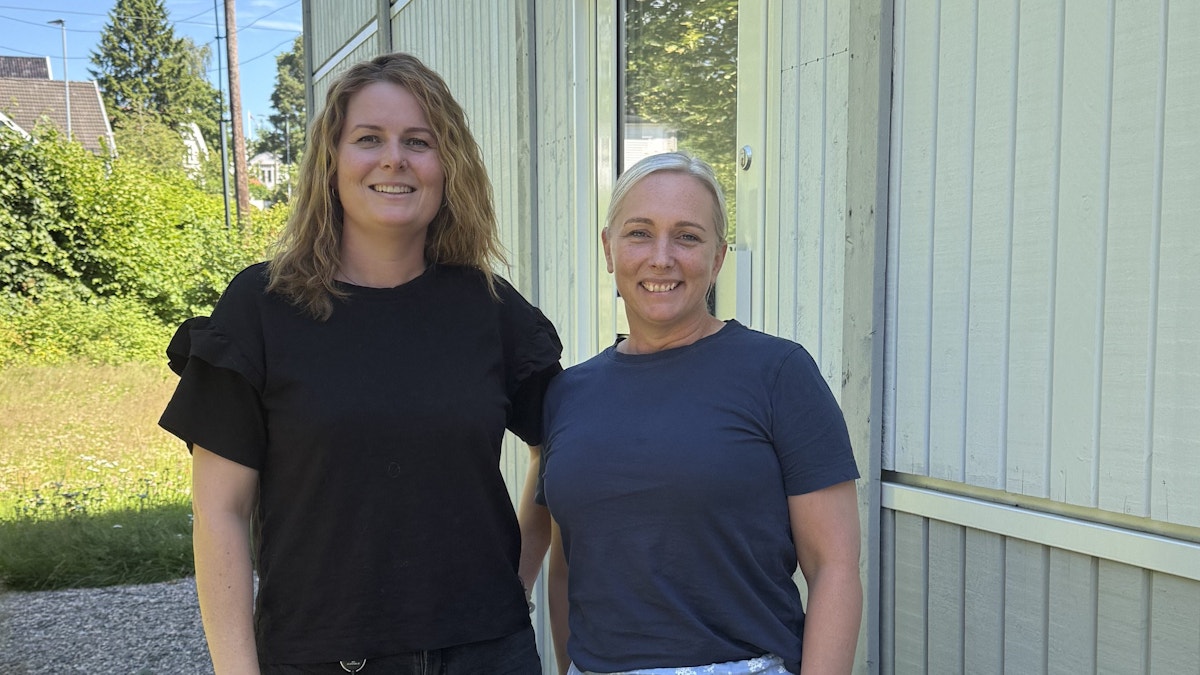 Hege Knutsen og Kristine Ovnan Thorsen står utenfor det som trolig er kontoret.