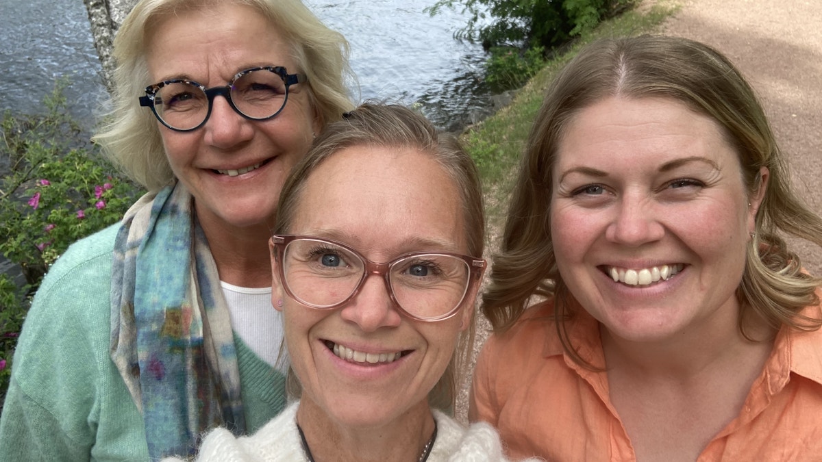 Bilde av tre kvinner som smiler