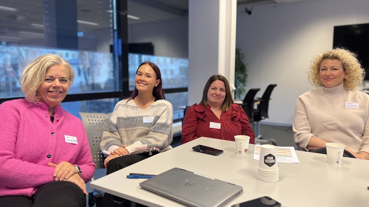 Portrettfoto av Åse Knudsen Vatne (fagleder), Teia Sand (brukerspesialist), Kristine Lindland (BUP) og Birte Tjelhovd (familieterapeut). Foto: Christina Hauge, RKBU Vest