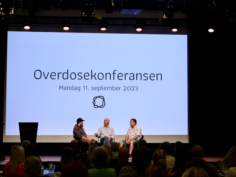 Jan Roger Nordnes, Sverre Nesvåg og Christer Askildsen på scenen under Overdosekonferansen 2023 i Stavanger.