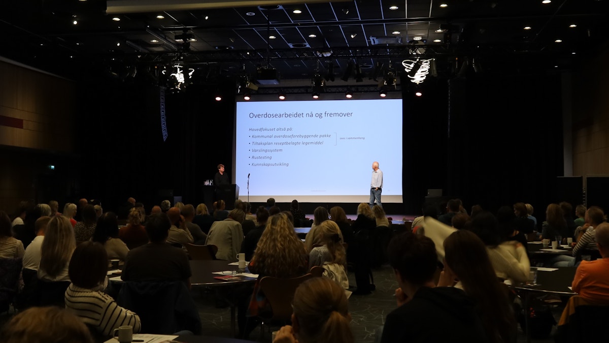 Bilde fra Overdosekonferansen i 2023, med Espen Freng fra Helsedirektoratet og rusforsker og konferansier Sverre Nesvåg på scenen