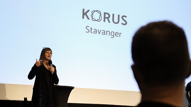 Inger Eide Robertson fra KORUS Stavanger på scenen under sosial recovery-konferansen i 2022.