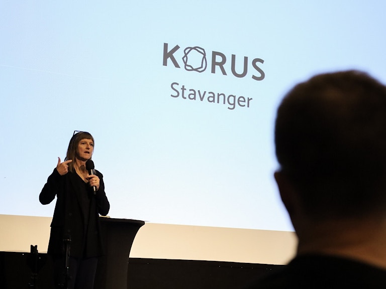 Inger Eide Robertson fra KORUS Stavanger på scenen under sosial recovery-konferansen i 2022.