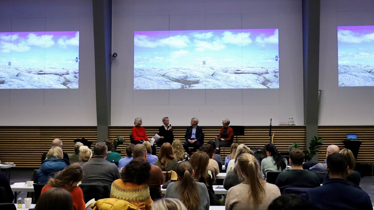 Sølvi Heimestøl, avdelingssjef Lars Conrad Moe (BUP), avdelingssjef Randi Mobæk (Rus og avhengighetsbehandling - ARA) og Gjesdal-ordfører Frode Fjeldsbø (Ap) i en sofasamtale på scenen.