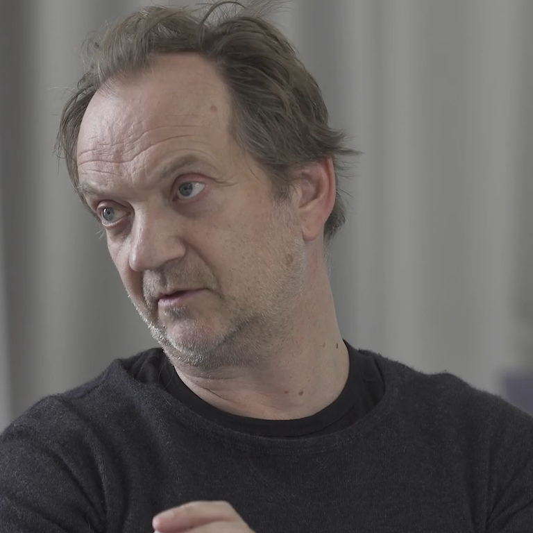Skjermdump fra filmen laget til undervisningsopplegget Bruker i sentrum. Her representert ved brukeren "Rune". Han er tydelig frustrert.