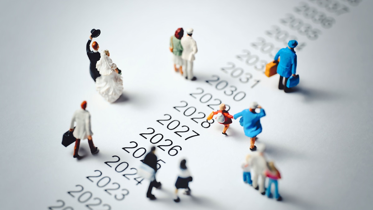 Mennesker som går over en linje med årstall