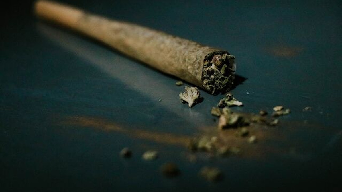 marihuanasigarett på et bord