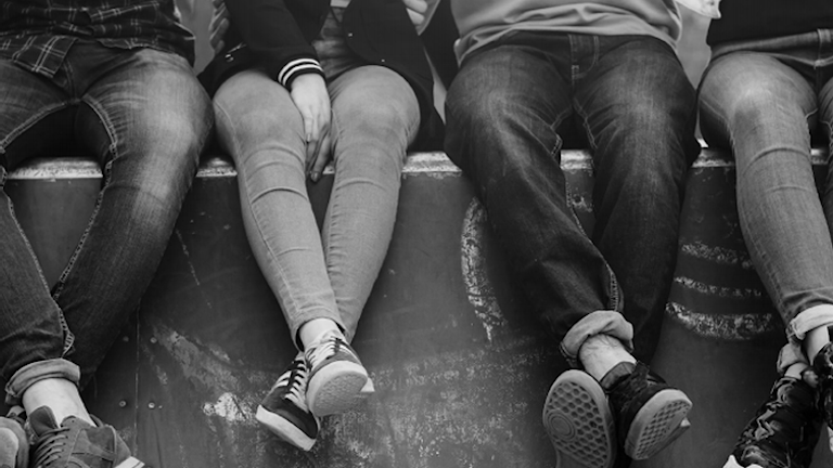 bilde av beina til ungdom som sitter på en trapp