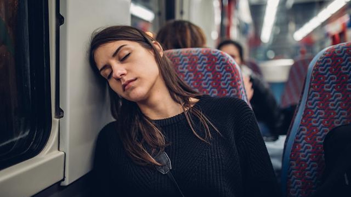 En ung kvinne sover på t-banen. (Foto: Istock)